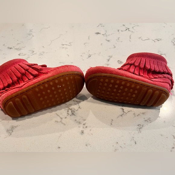 Minnetonka Toddler Size 3 Pink Suede Moccasins - Picture 3 of 6